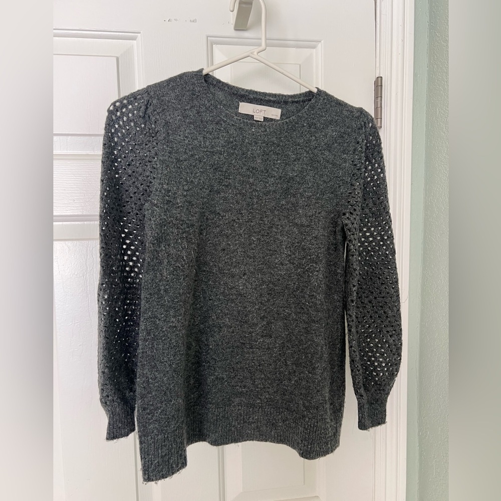 🎗️ Ann Taylor LOFT Women’s Gray Knit Sweater with Lace Sleeves - Petite Medium